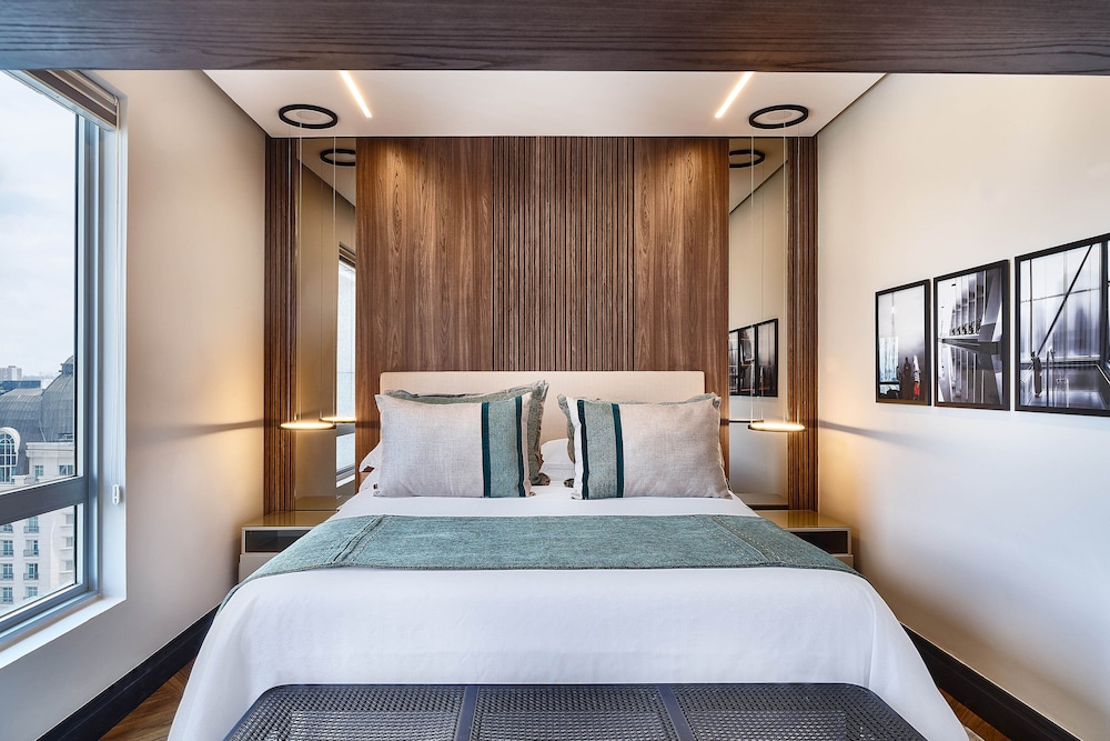 Premium Room, 1 King Bed - Photo 5