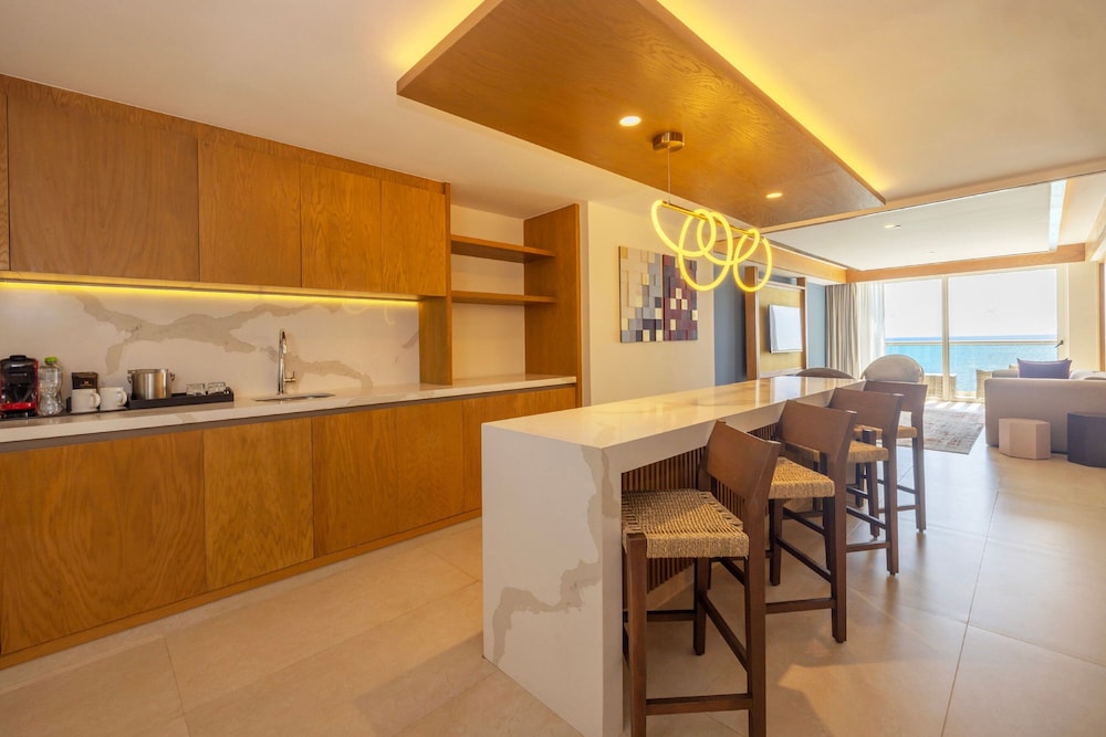 Luxury Presidential Ocean Front One Bedroom Suite Diamond Club photo 2