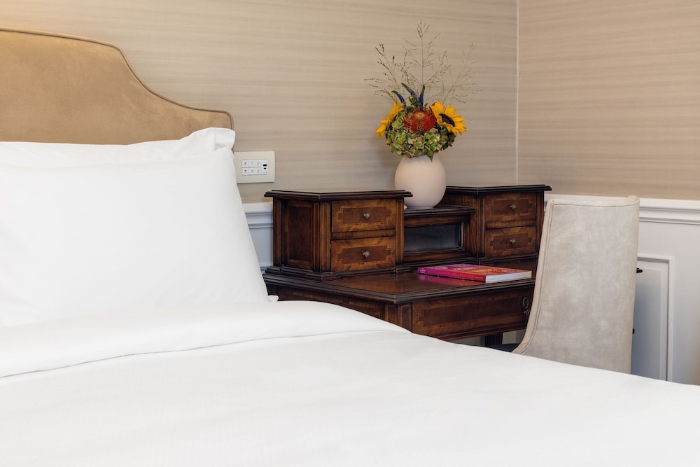 Junior Suite, 1 Bedroom, Courtyard View thumbnail 6