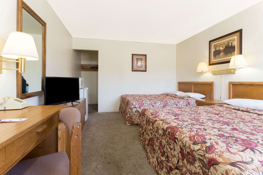 Room, 2 Queen Beds - Photo 5
