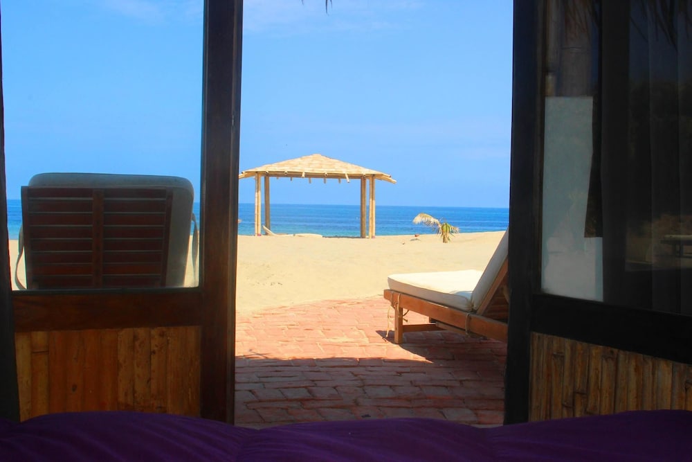Bungalows Beach Views - 4 Queen Beds photo 2