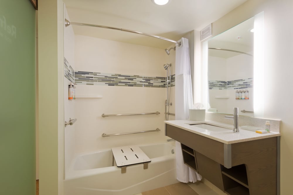 Standard Room, 2 Double Beds, Accessible Bathtub (Communications) - Photo 6