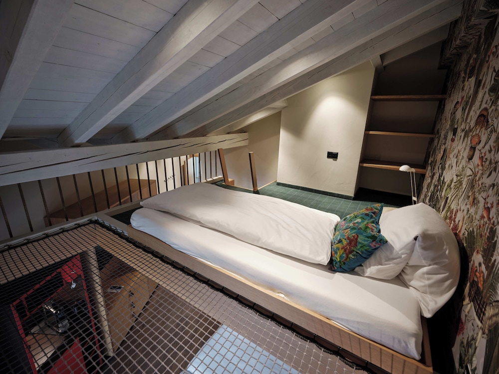 Deluxe Double Room thumbnail 5