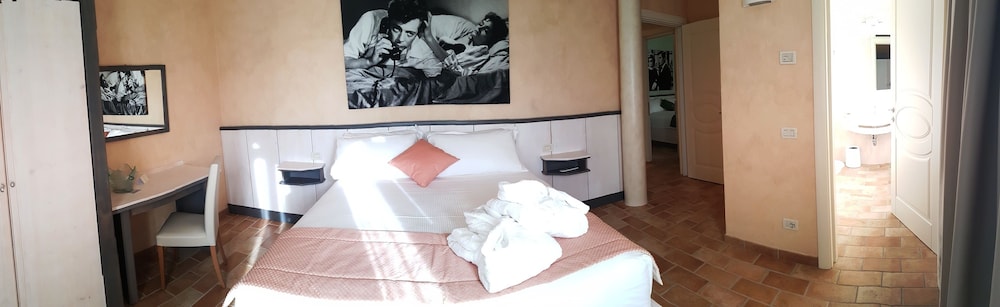 Deluxe Room, 1 Queen Bed photo 3