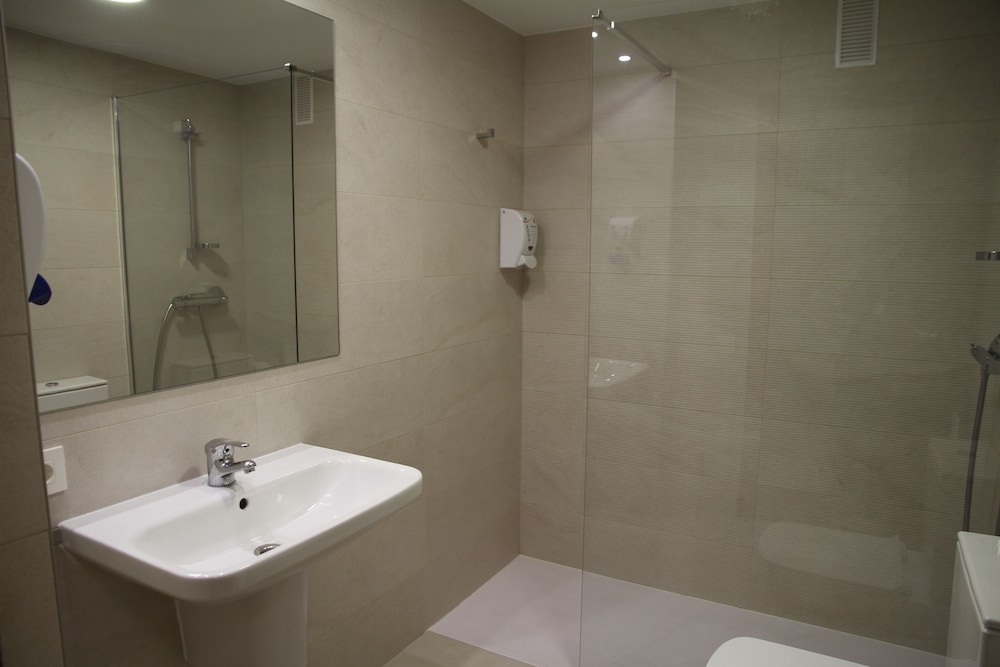 Economy Single Room, Shared Bathroom photo 3