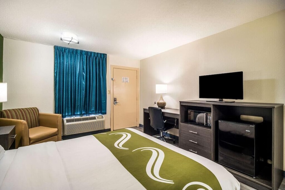 Standard Room, 1 Queen Bed, Smoking - Photo 2