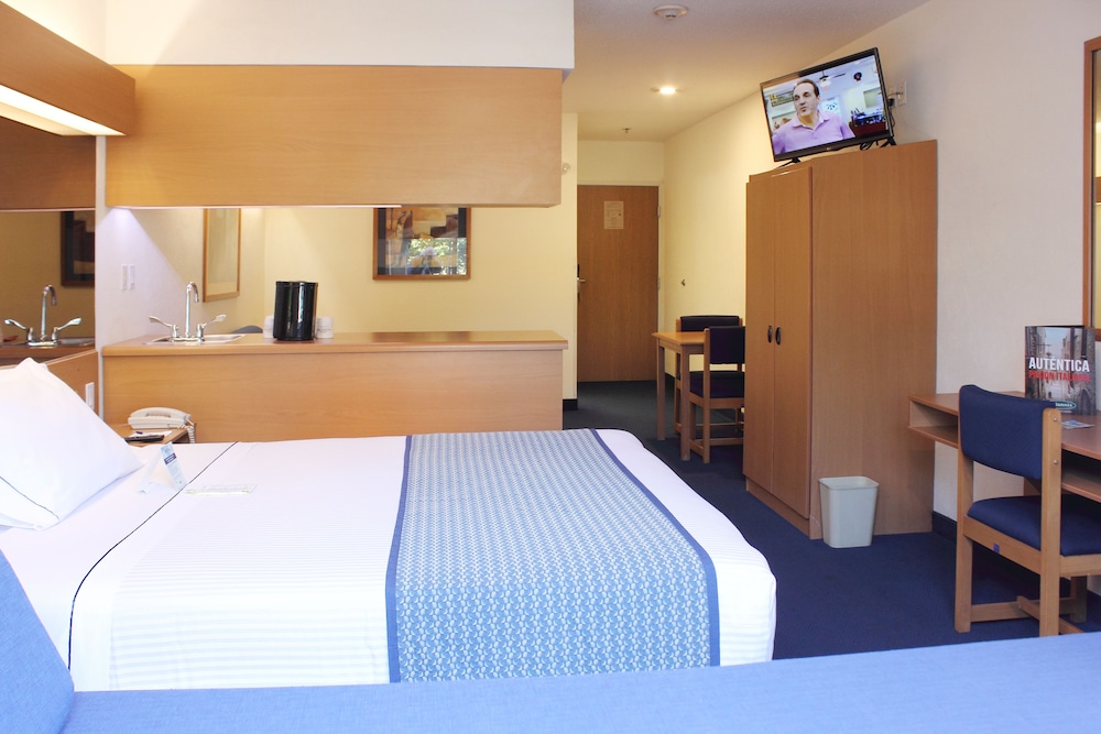 Standard Suite, 1 Queen Bed with Sofa bed - Photo 2
