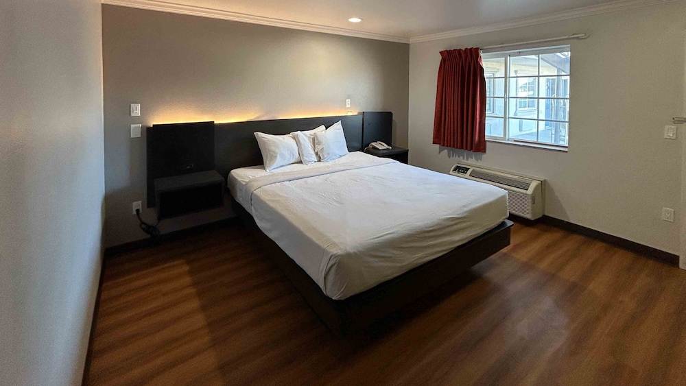 Deluxe Suite, 1 King Bed, Non Smoking, Hot Tub photo 3