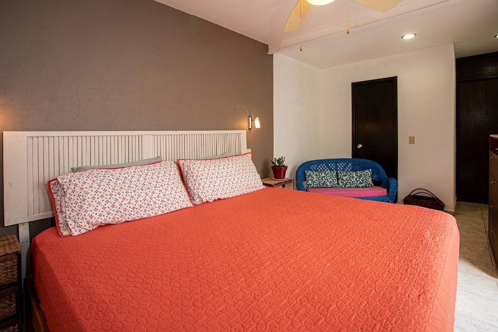 Department E: one bedroom king size bed photo 1