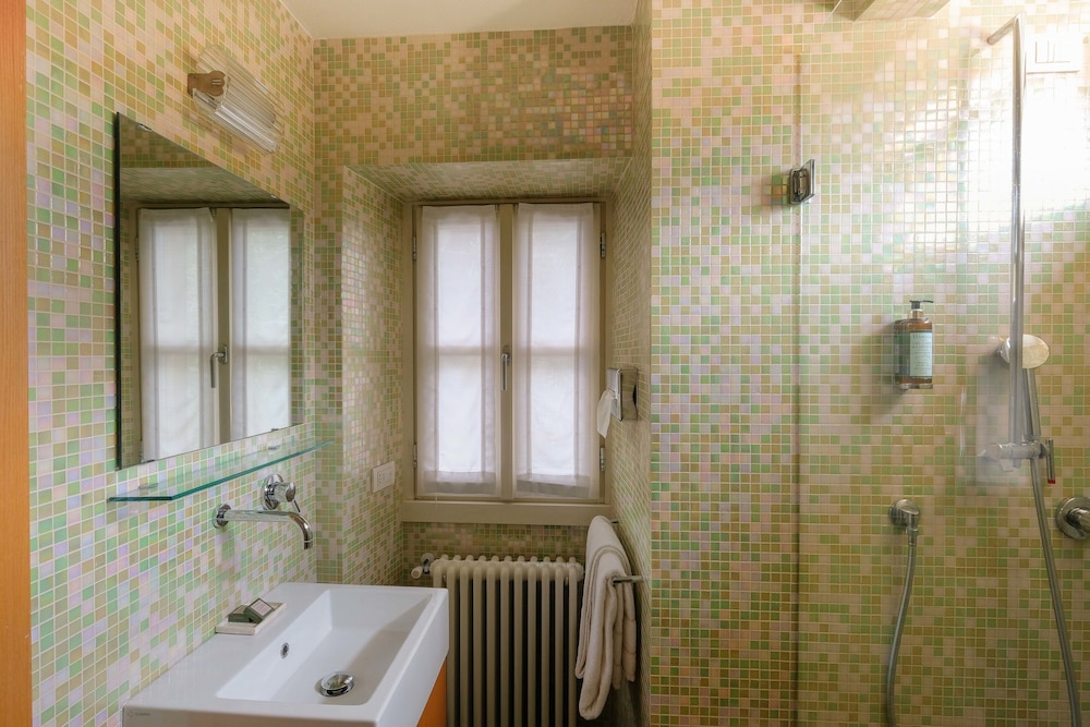 Double or Twin Room, Balcony, Partial Lake View photo 3