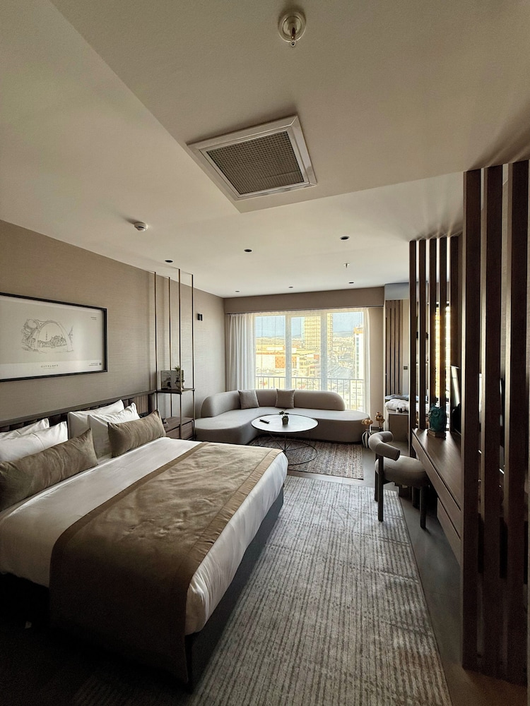 Jacuzzi Suite with City view photo 3
