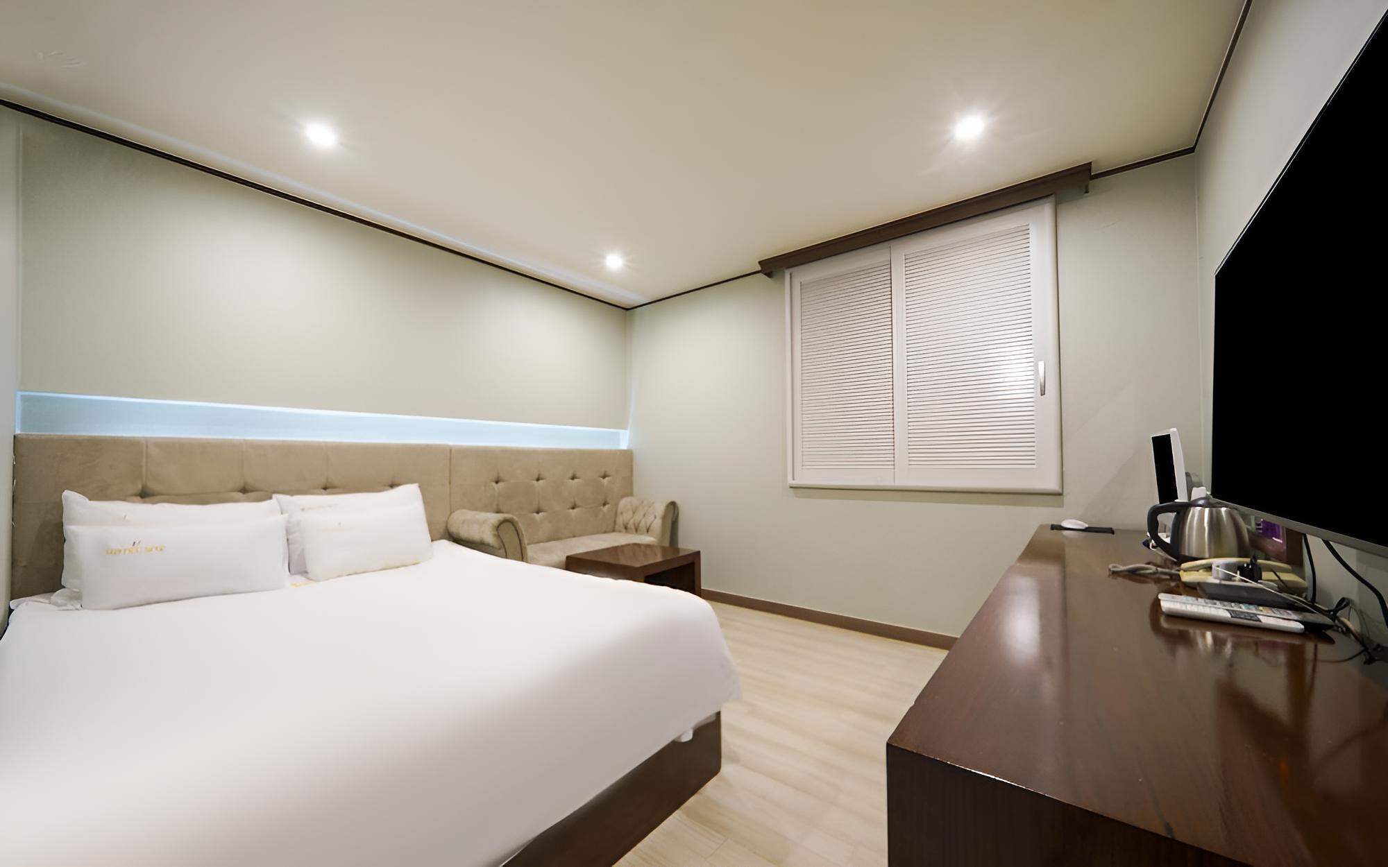 Room (Business Standard (Double Bed Hotel B) - Photo 24