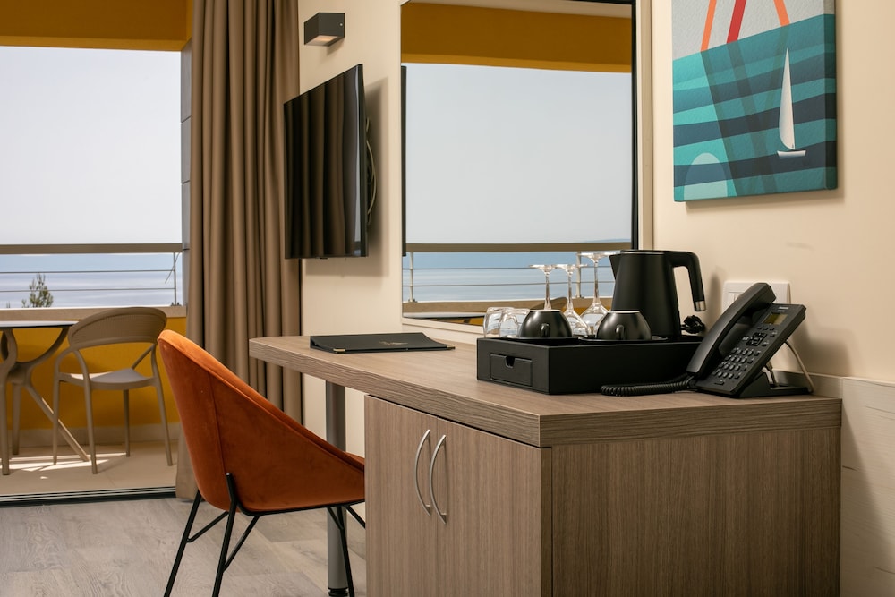 Superior Double Room with Balcony and Sea View photo 3