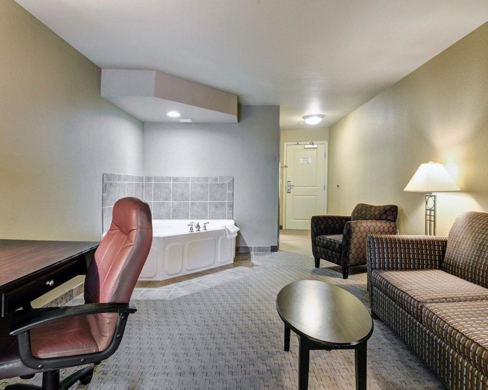 Suite, Hot Tub photo 1