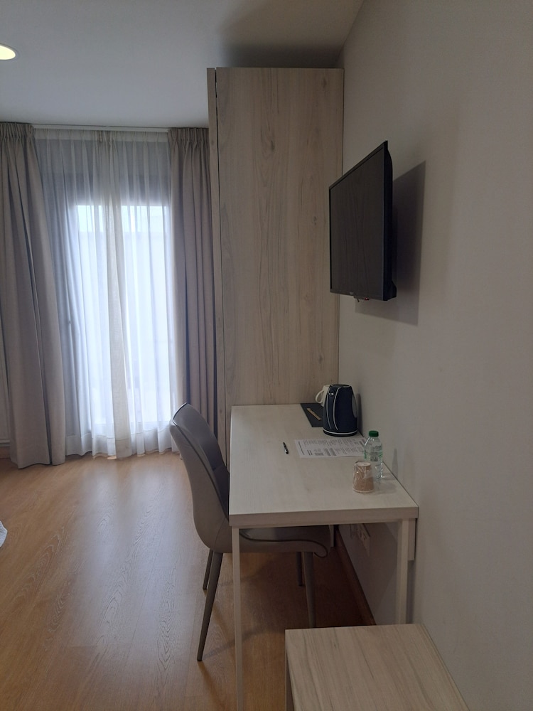 Deluxe Double Room, 1 Queen Bed, Private Bathroom - Photo 2