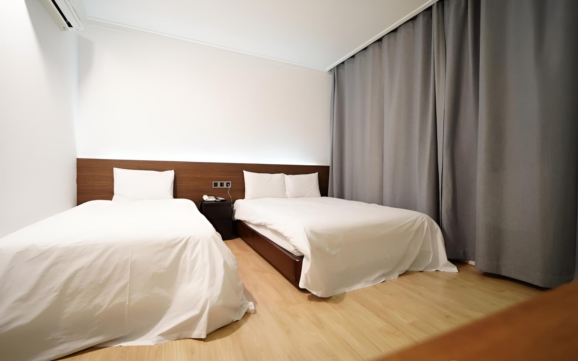 Room (Twin bed A) - Photo 2