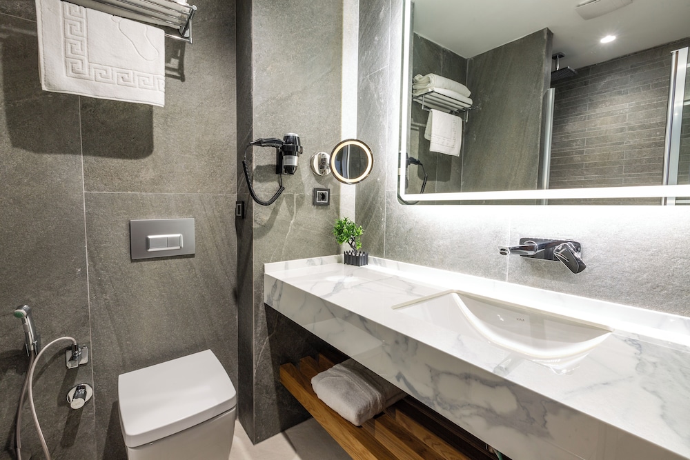 Deluxe Suite - Photo 5