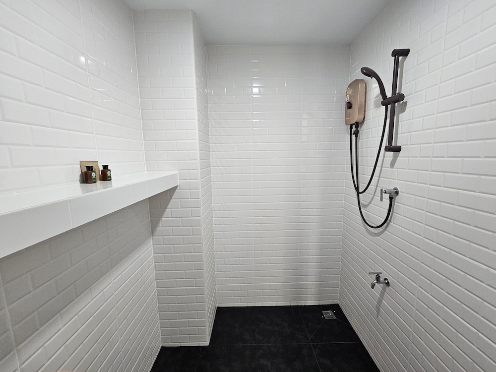 Standard Room, Multiple Beds, Private Bathroom, City View photo 3
