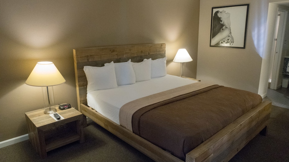 Deluxe Room, 1 King Bed - Photo 1