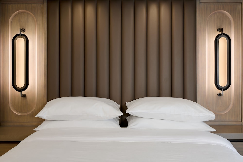 Deluxe Room, 1 King Bed with Sofa bed, Balcony (Oceanfront) photo 3