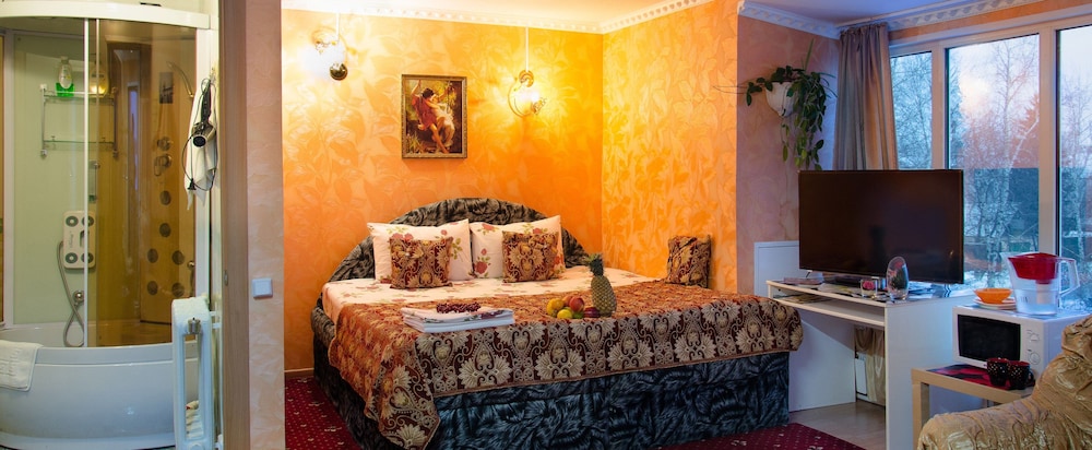 Classic Suite, 1 Double Bed, Refrigerator & Microwave photo 3