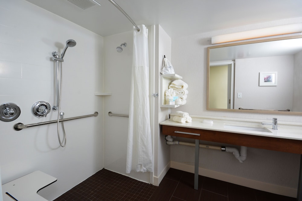 Room, 2 Queen Beds (Roll-In Shower) - Photo 1