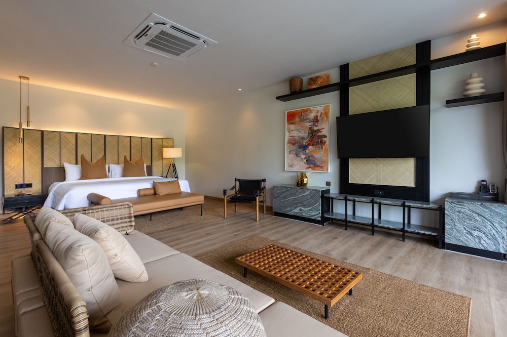 Mountain View Pool Suite - Photo 8
