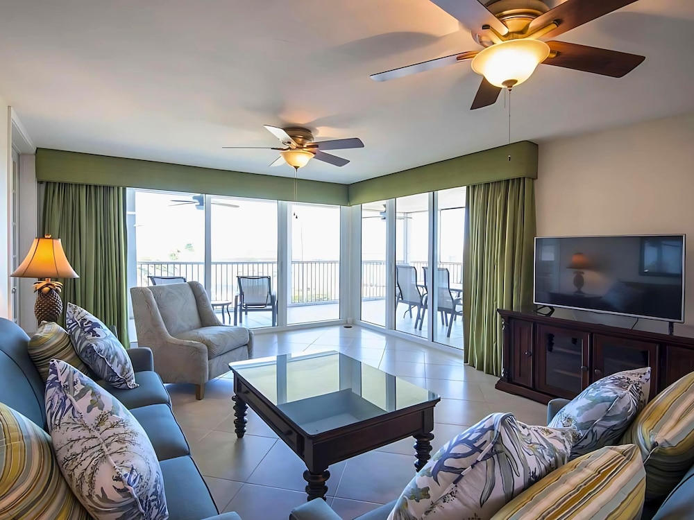 Single Level Villa with 1 Queen and 2 Twin Beds