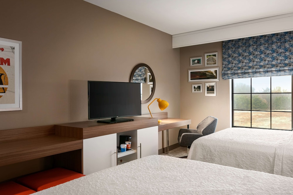 Room, 2 Queen Beds, Refrigerator (Bathtub) photo 2