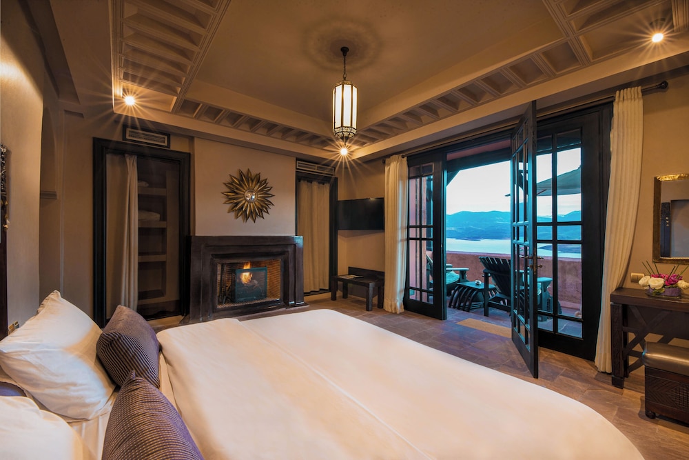 Suite, 1 King Bed, Lake View (Ambassador) photo 2