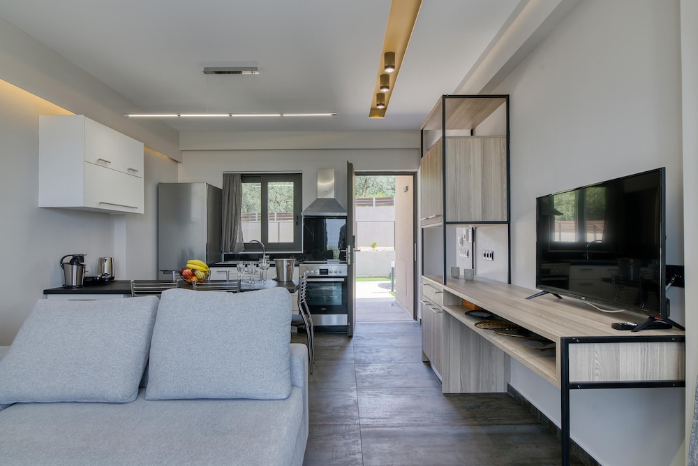 Family House, Multiple Bedrooms, 2 Bathrooms (Serenity Suites Sea View 3) photo 2