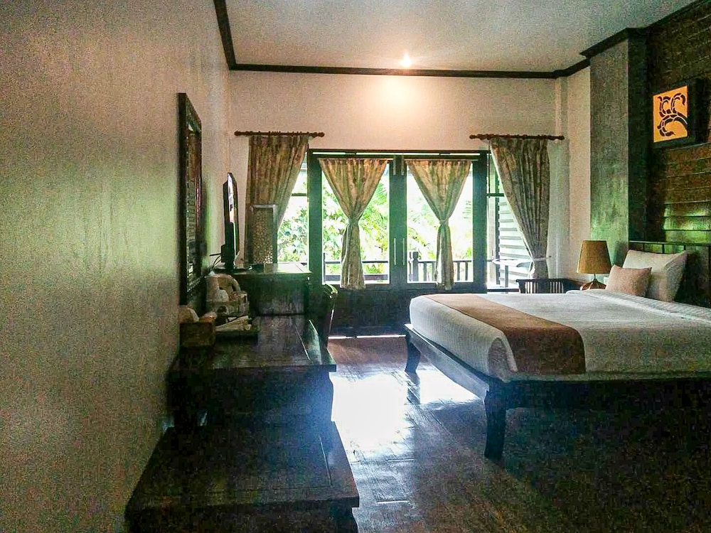 Deluxe Room with Pool View and Beachside - Photo 5