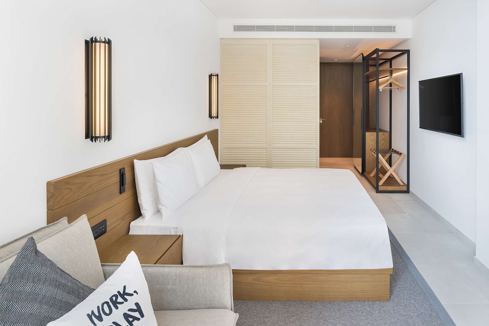 Superior Room, Partial Sea View thumbnail 5