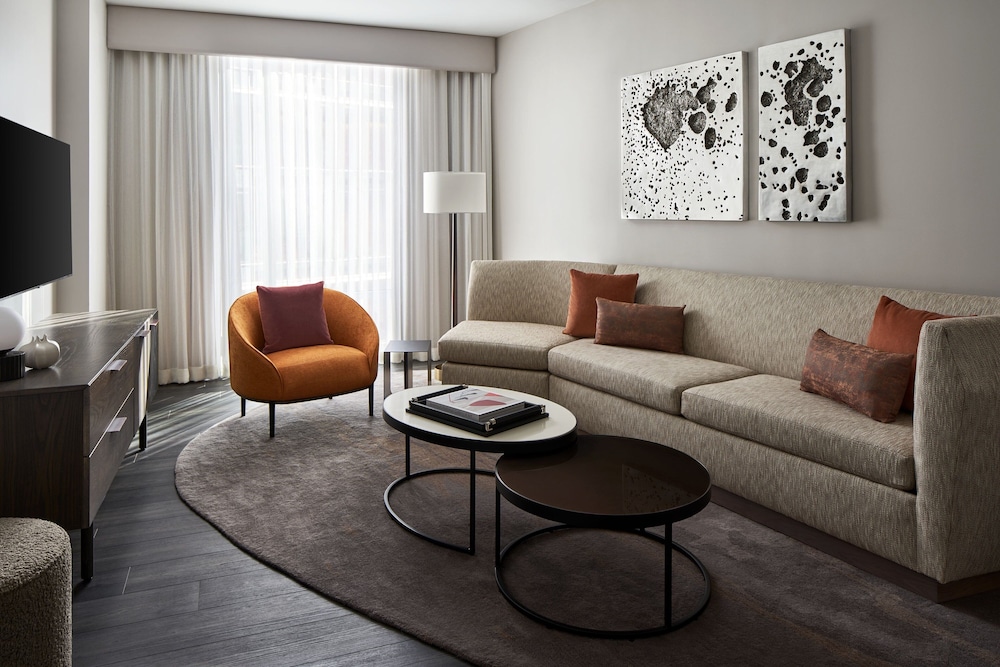 Suite, 1 Bedroom - Photo 1