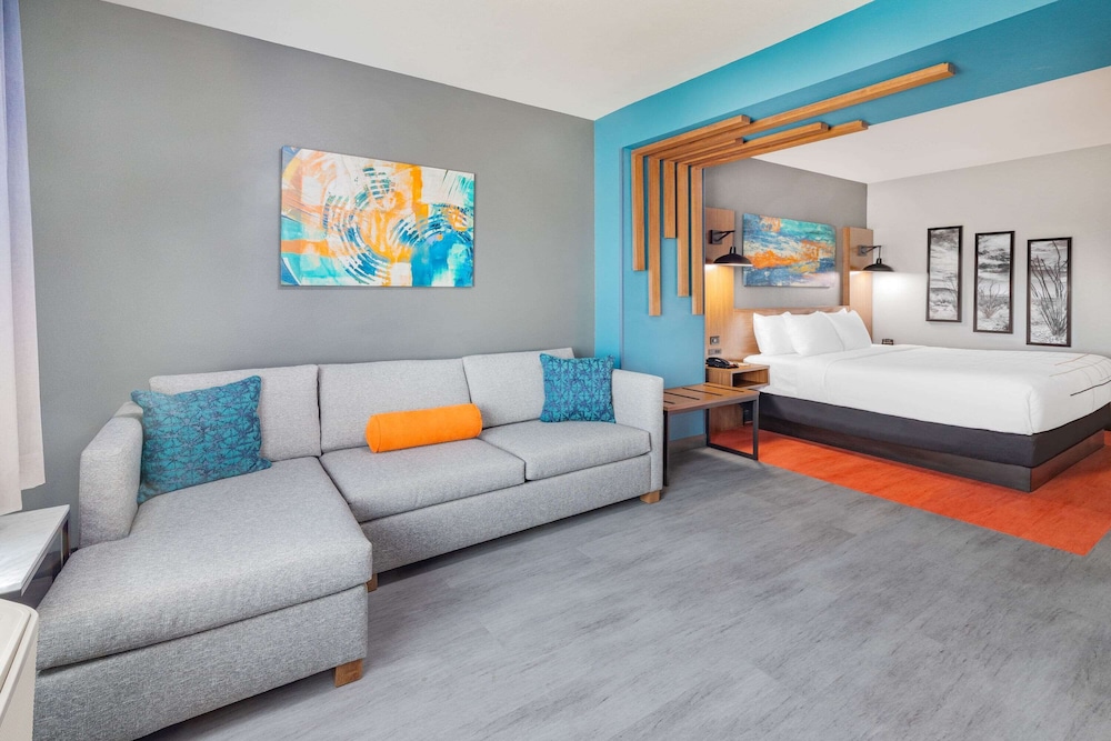 Suite, 1 King Bed, Accessible, Non Smoking (Mobility/Hearing, Tub w/Grab Bars) - Photo 3