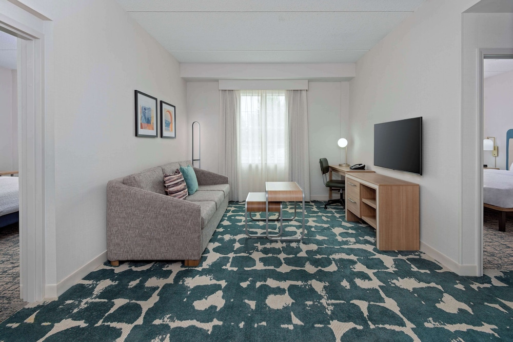 Room, 2 Bedrooms, Bathtub (Mobility & Hearing) - Photo 1