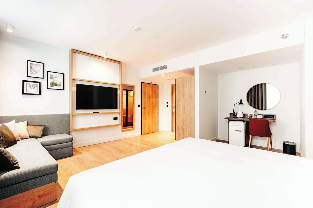 Family Room, 1 King Bed - Photo 5