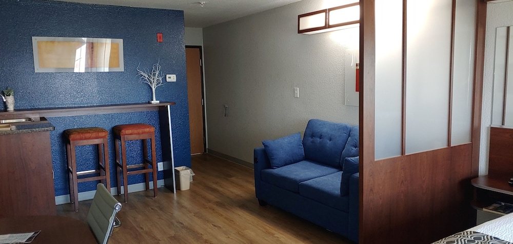 Studio Suite, 1 Queen Bed, Non Smoking photo 3