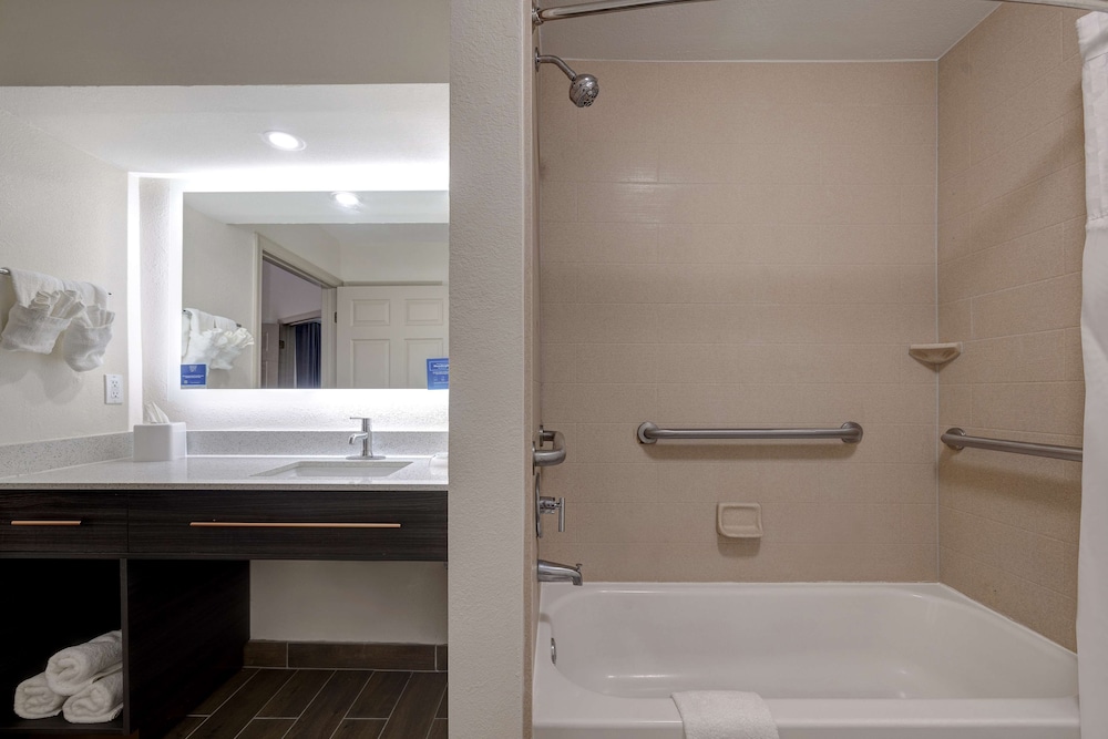 Suite, Accessible, Non Smoking - Photo 22