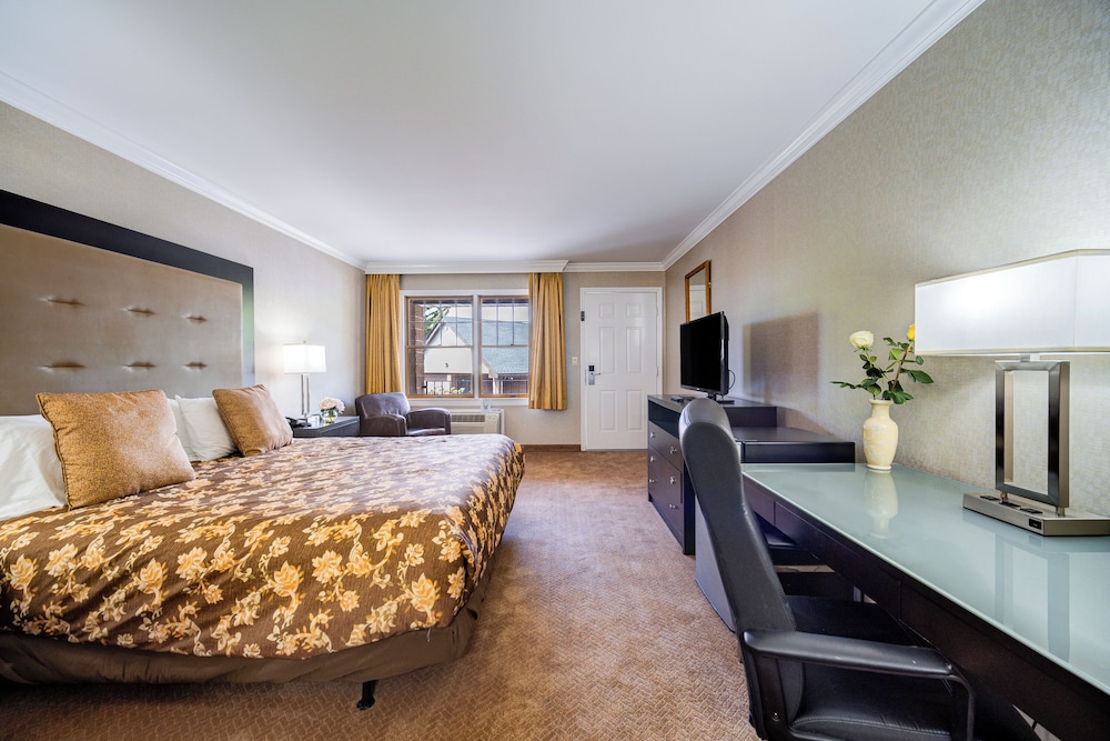 Standard Room, 1 King Bed, Second Floor photo 3