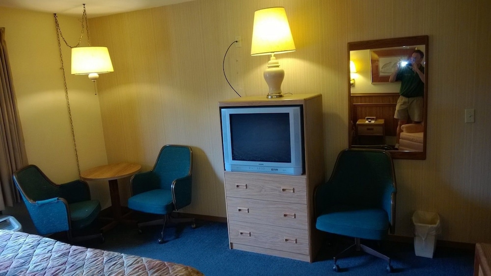Economy Room, 1 King Bed photo 3