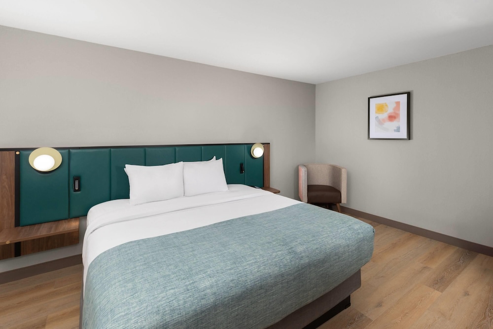 Suite, 1 King Bed with Sofa bed, Non Smoking - Photo 2
