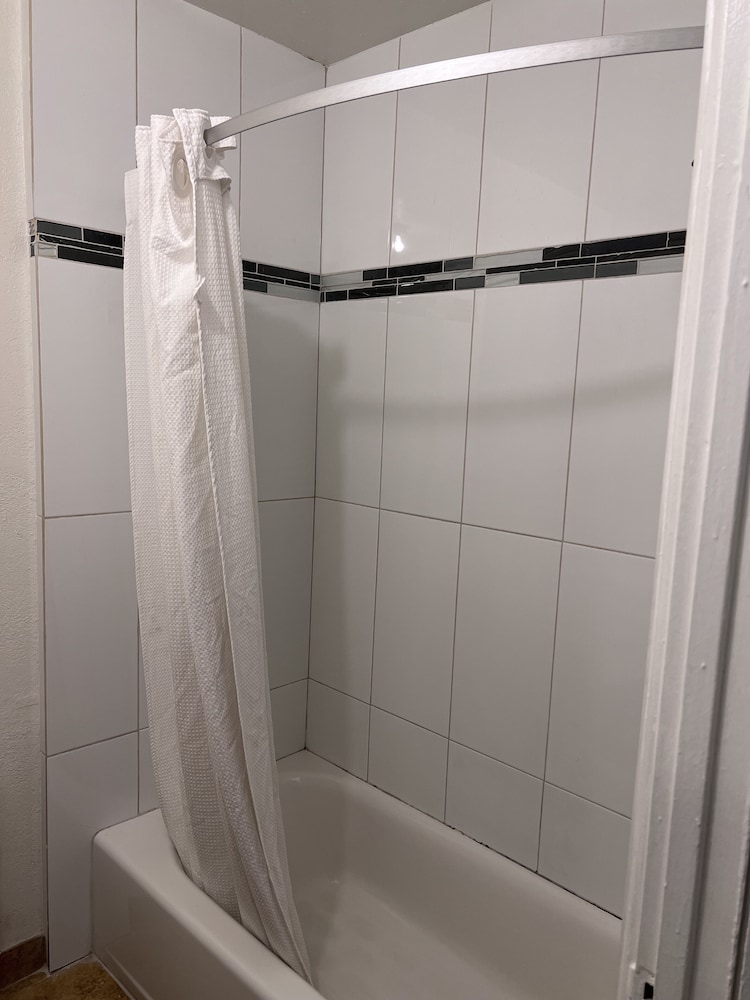 Deluxe Room, 1 Queen Bed, Accessible photo 2