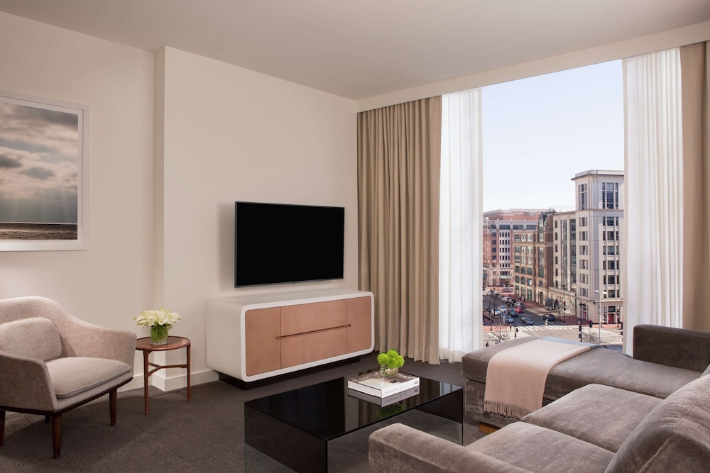 Sakura Club Studio Suite, 1 King Bed thumbnail 5