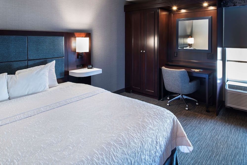 Room, 1 King Bed, Accessible (Hearing) - Photo 1