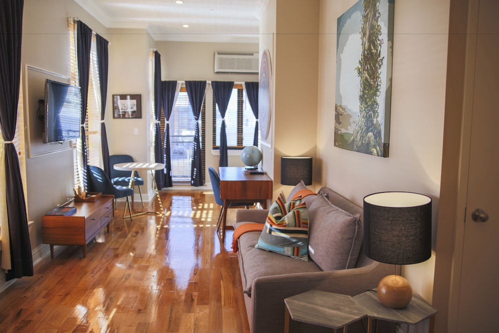 Premium Suite, 1 Queen Bed with Sofa bed - Photo 7