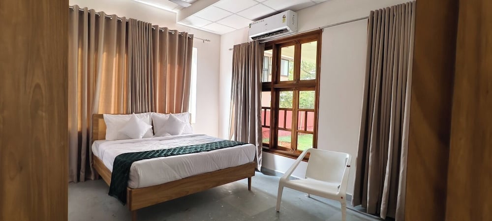 Classic Room, 1 King Bed, Garden View