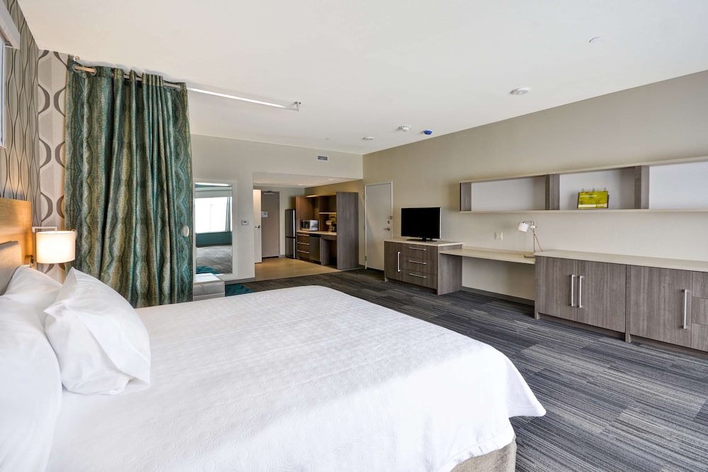 Studio, 1 King Bed, Accessible, Bathtub photo 3