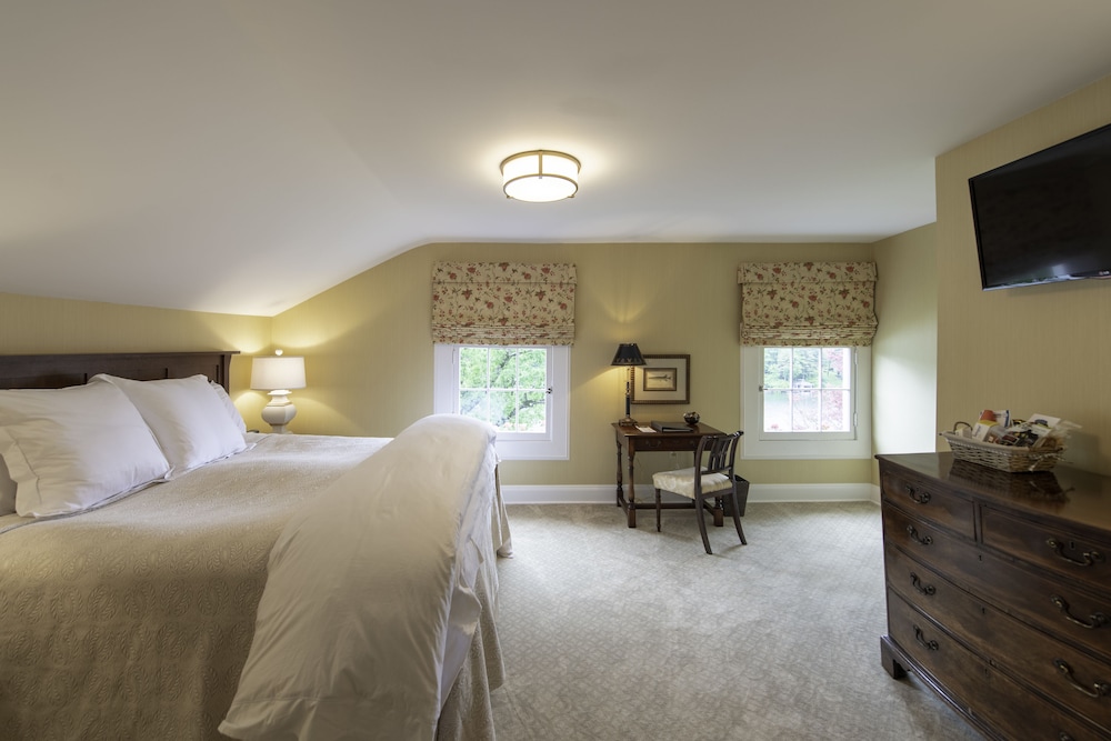 Deluxe Room, 1 King Bed photo 1