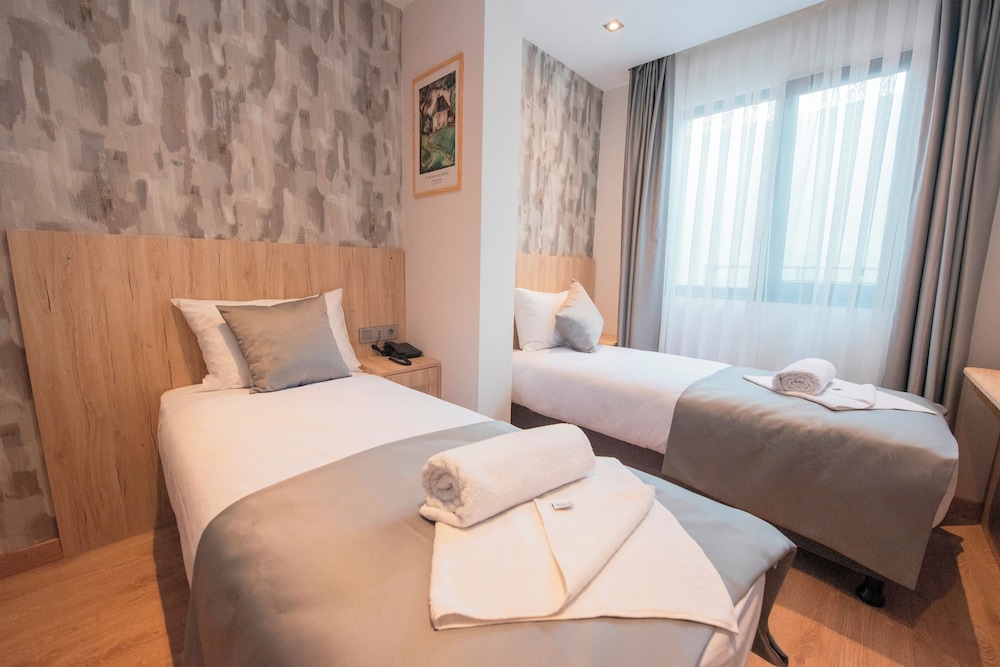 Standard Double or Twin Room photo 3